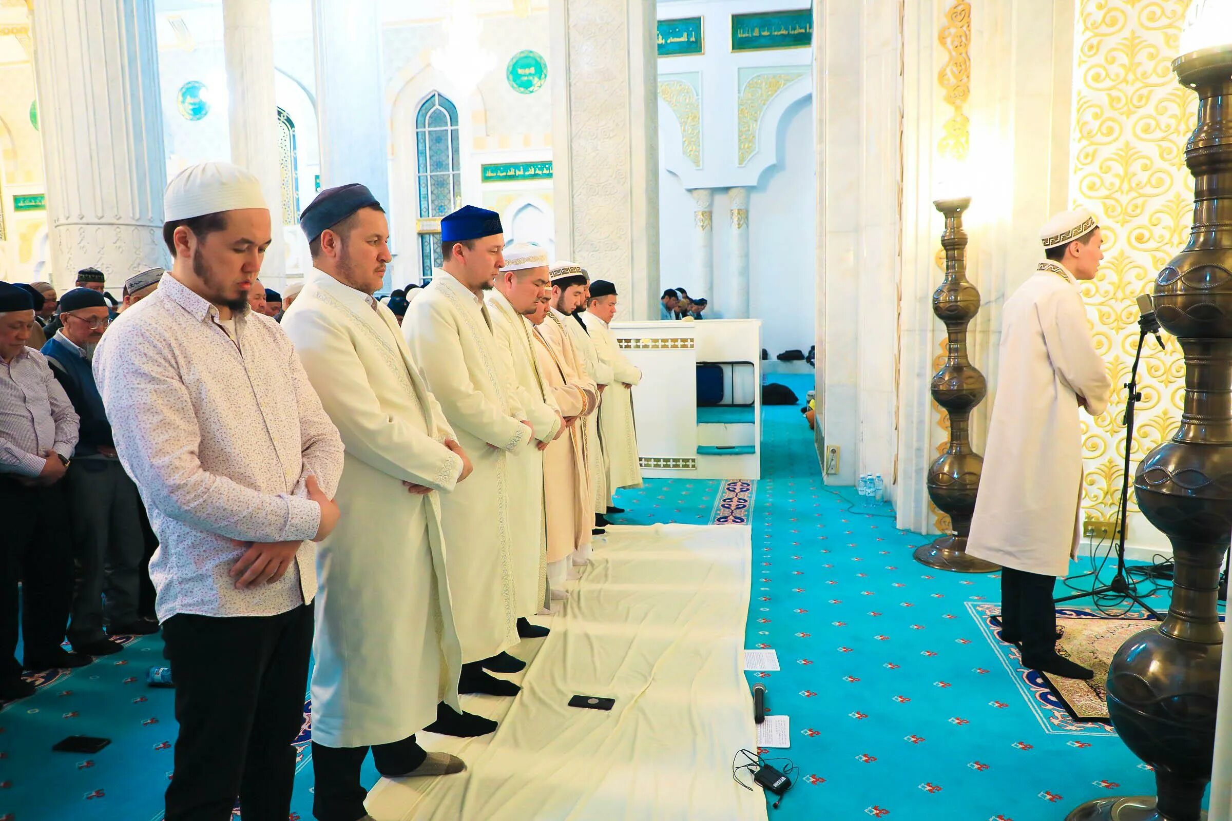 Когда первый таравих 2024. Мусульманская мечеть. Намаз в мечети. Мечеть Рамазан. Мечеть в Казахстане.