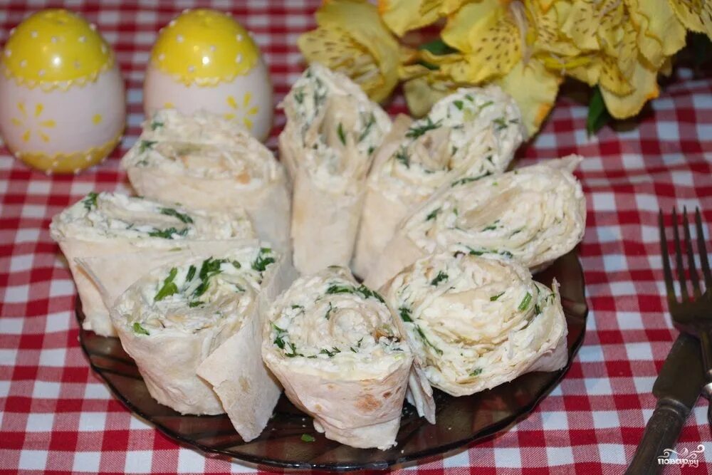 Лаваш с брынзой рецепт. Рулет из лаваша с брынзой. рулет в лаваше с брынзой и зеленью. рулет из лаваша с брынзой и клюквой.