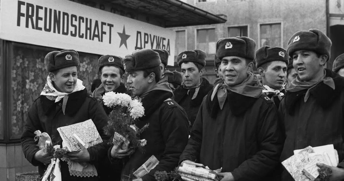 Вывод войск ссср из германии. Контингент советских войск в ГДР. Вывод войск из Восточной Германии. Советские войска из ГДР. Советские солдаты в ГДР.