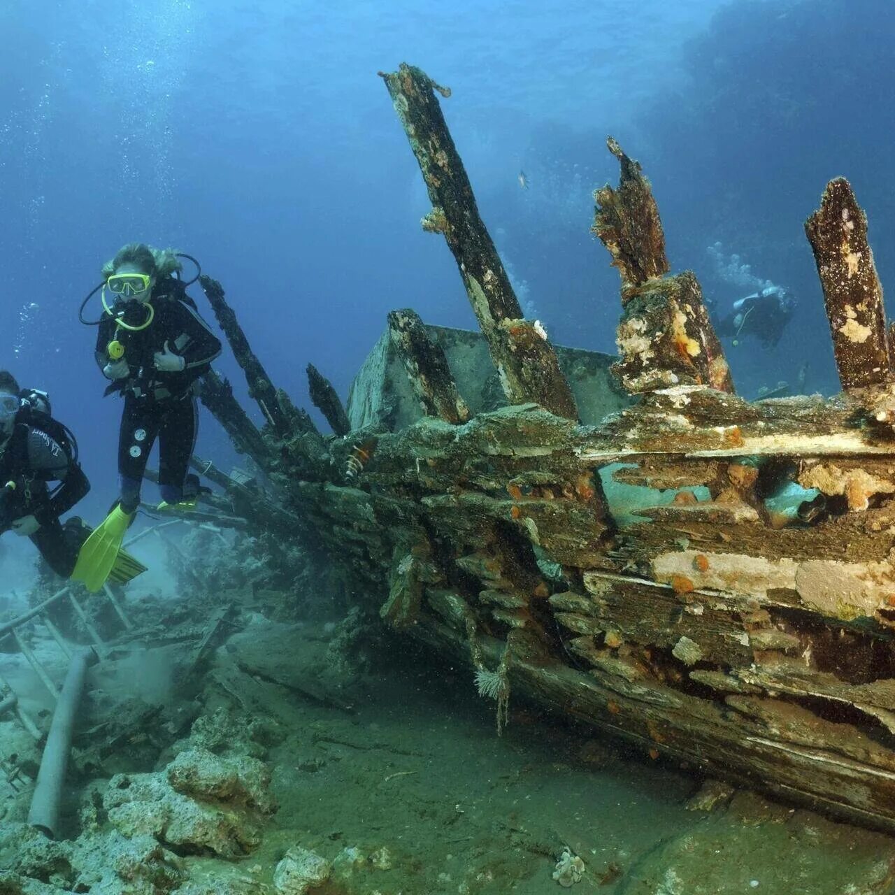 Черный принц затонувший корабль черного моря. Лайнер коста конкордия крушение. Судно коста конкордия. Затонувший лайнер. Круизный лайнер коста конкордия.