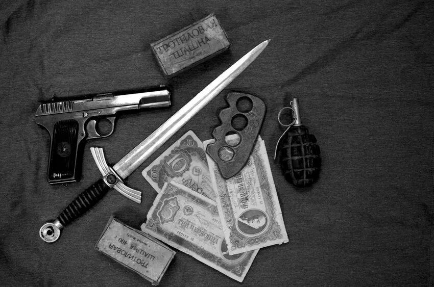 Деньги оружие машины. Бандит с пистолетом. Бандитские вещи. Атрибуты бандитов. Бандит со стволом.