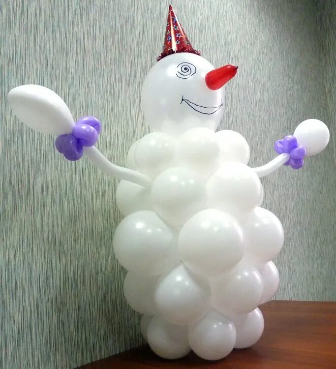 Снеговик шаров. Снеговик из шаров большой. Снеговик из объемных шаров. Поделки из воздушных шаров на новый год. Снежная баба из воздушных шаров.