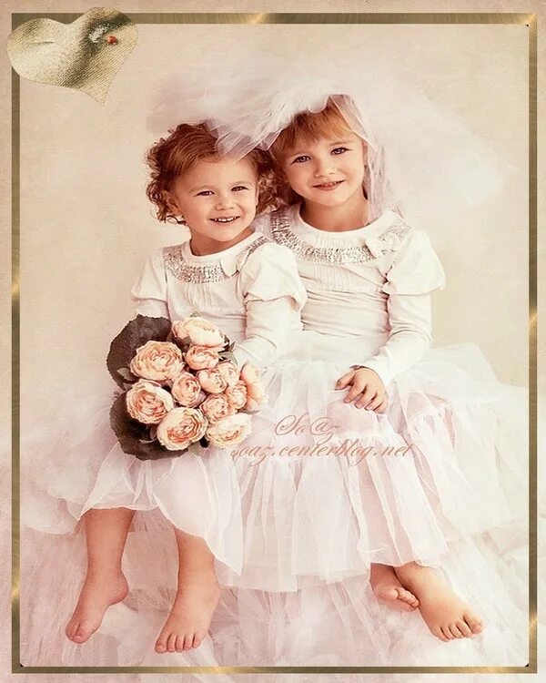 Фотосессия 2 сестры. Фотосессия сестричек в студии. Фотосессия двух сестричек в 3 года. Платье на фотосессию близняшки.