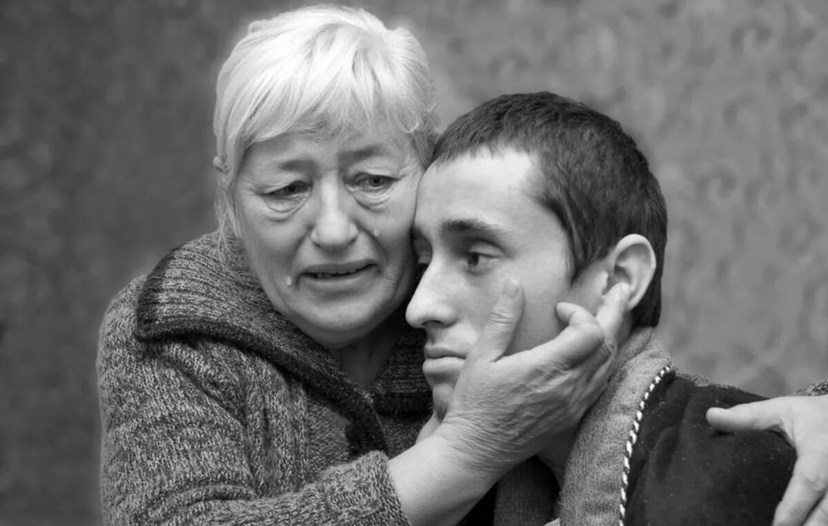 Фото взрослого сына. Ткачев Александр Петрович. Мать обнимает сына. Пожилая мать и взрослый сын. Пожилая женщина обнимает сына.