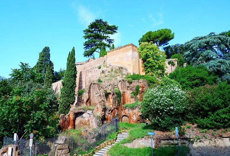 Тарпейская скала в Спарте. Тарпейская скала Капитолий. Тарпейская скала в Риме фото. Тарпейская скала в древнем Риме.