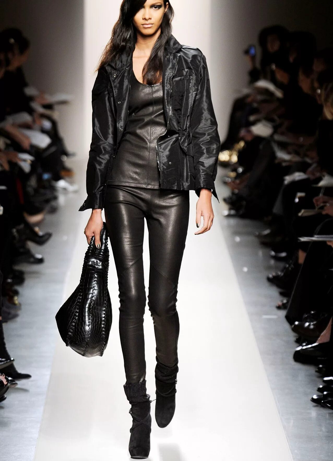 Нургуль ешильчай. Кожаные брюки paolo framinco. Барбара палвин. Кэндис свейнпол в куртке. Кожаная куртка на голое тело.