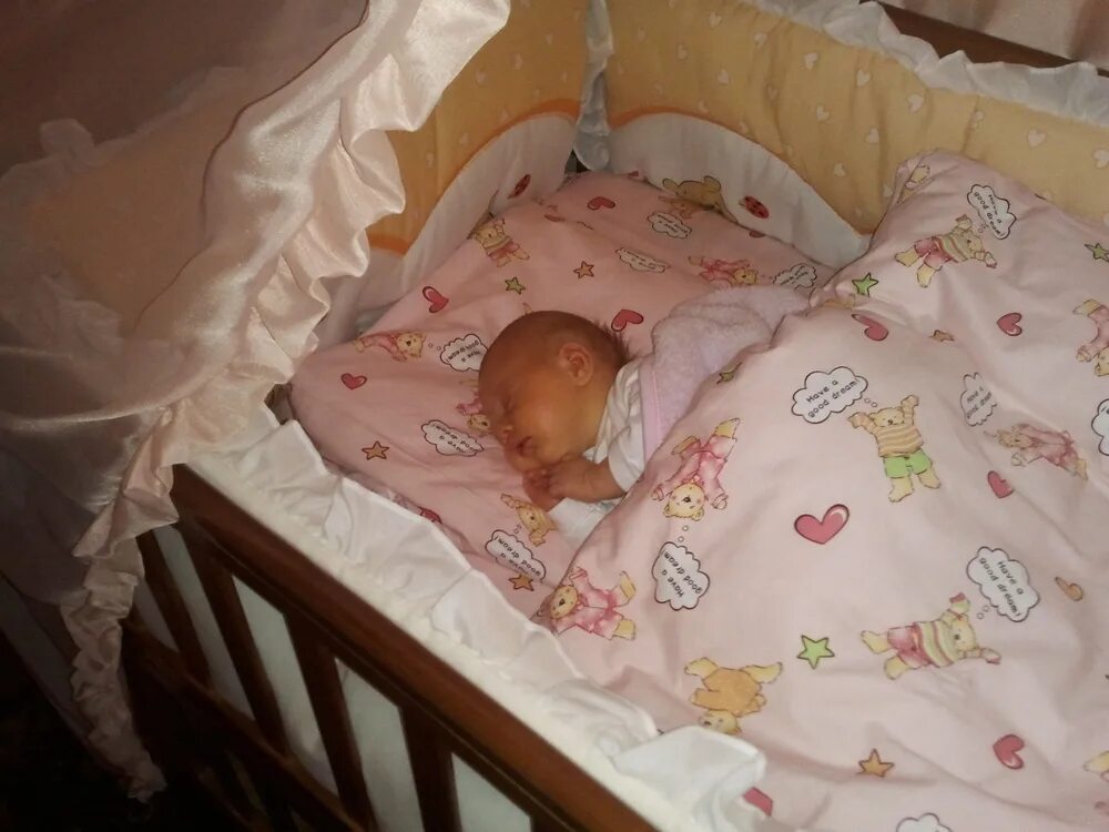 Наваражденая девочка врадоме. Новорожденный ребенок 1 месяца девочка. Новорожденный 1 месяц. Маленький ребёнок девочка в кроватке. Новорожденный ребенок.