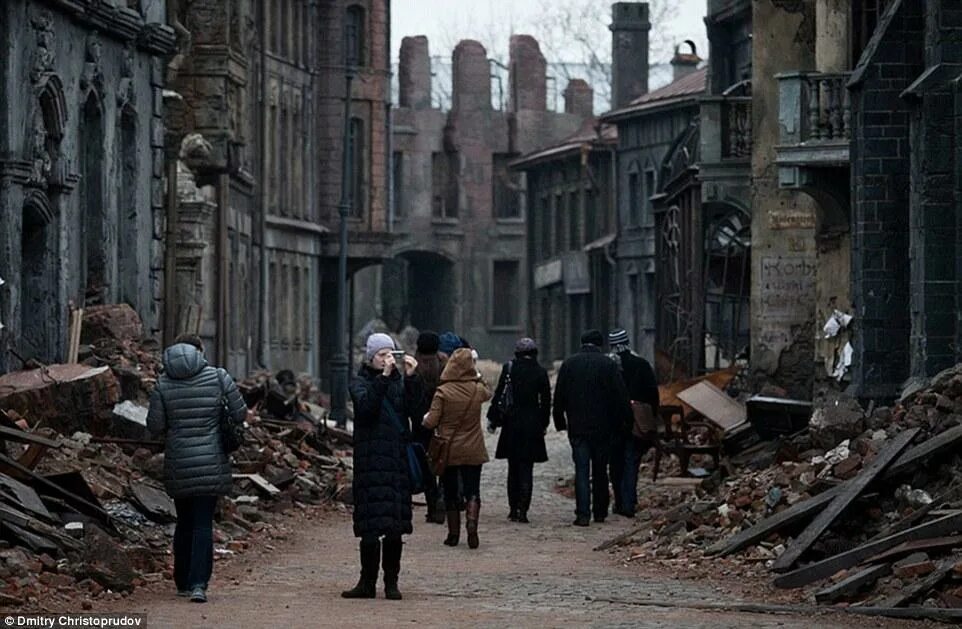 Мосфильм городок. Человек в заброшенном городе. Декорации Мосфильма. Заброшенные города Германии.