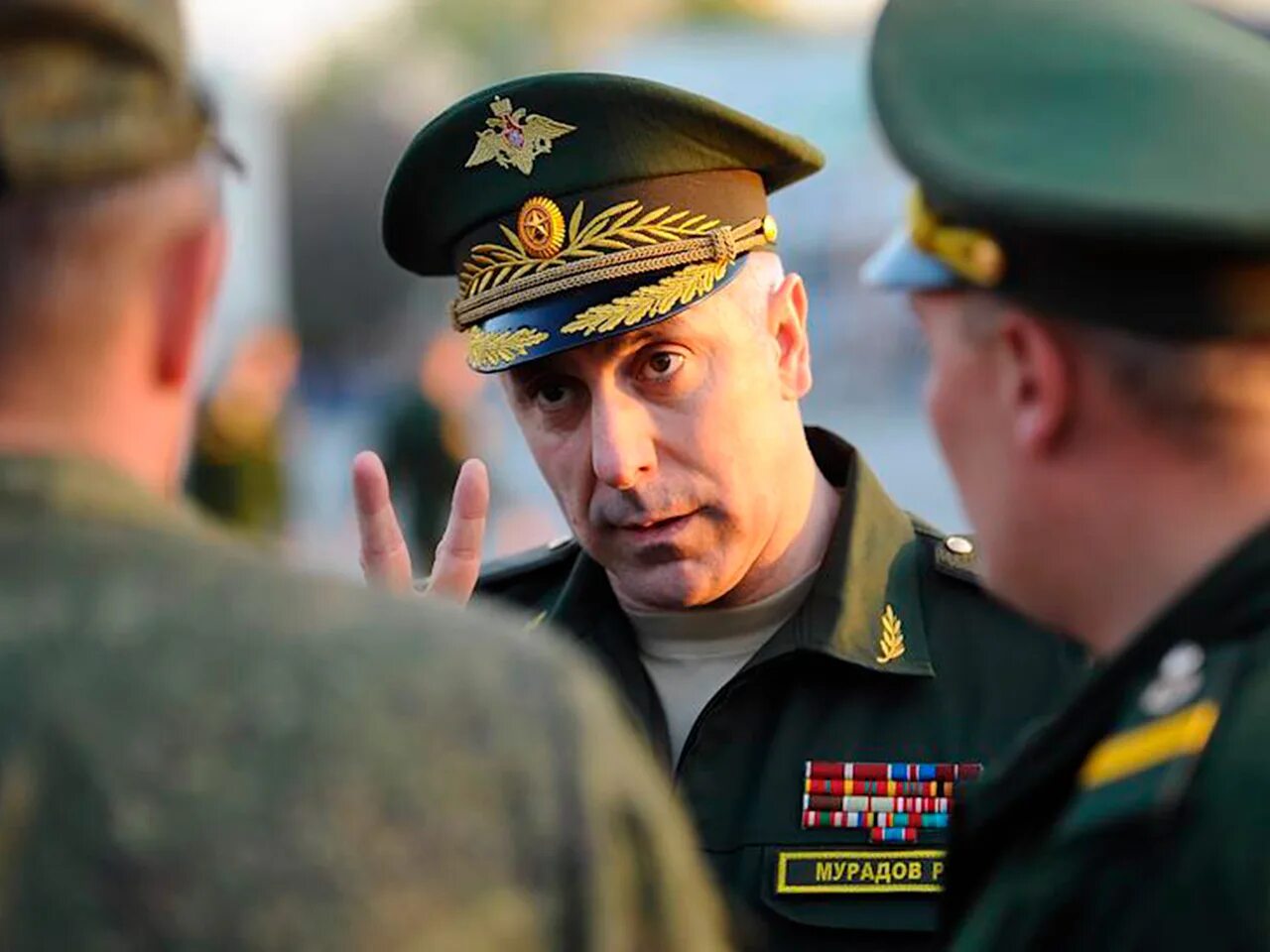 Командующий вооруженных сил. Генерал рустам мурадов в карабахе. мурадов командующий восточным. генерал-лейтенант рустам мурадов. армянский солдат передавая.