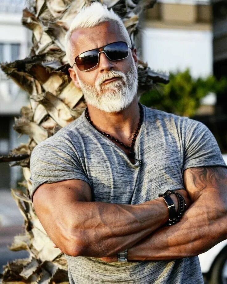 Павел ладзиак. Павел ладзиак pawel. Чокнутый дед. Модель алессандро манфредини. Стильный дедушка.