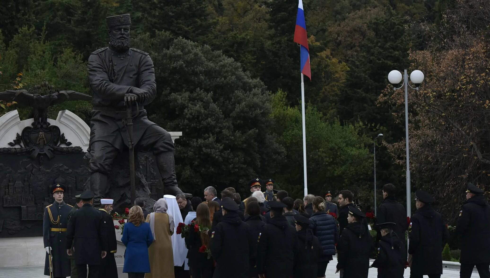 Открыт памятник александру. Ливадийский дворец памятник Александру 3. Открыли памятник в Крыму Александру 3. Памятник Александру 3 в Севастополе.