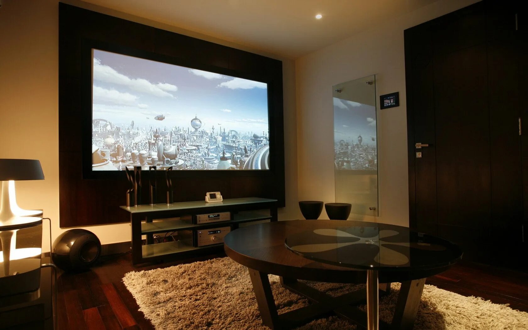 Комната с телевизором. Комната с большим телевизором. Телевизор на стене. Большой телевизор на стене. Огромный телевизор на стене.