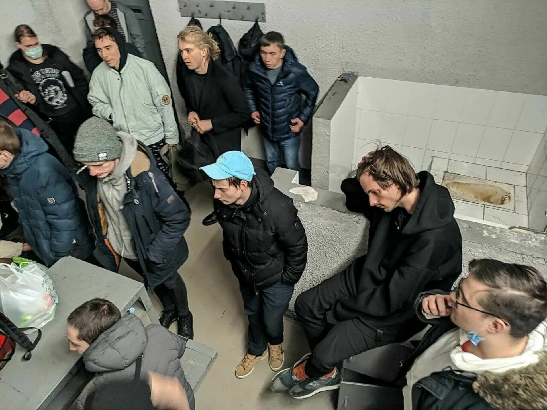 Центр задержали