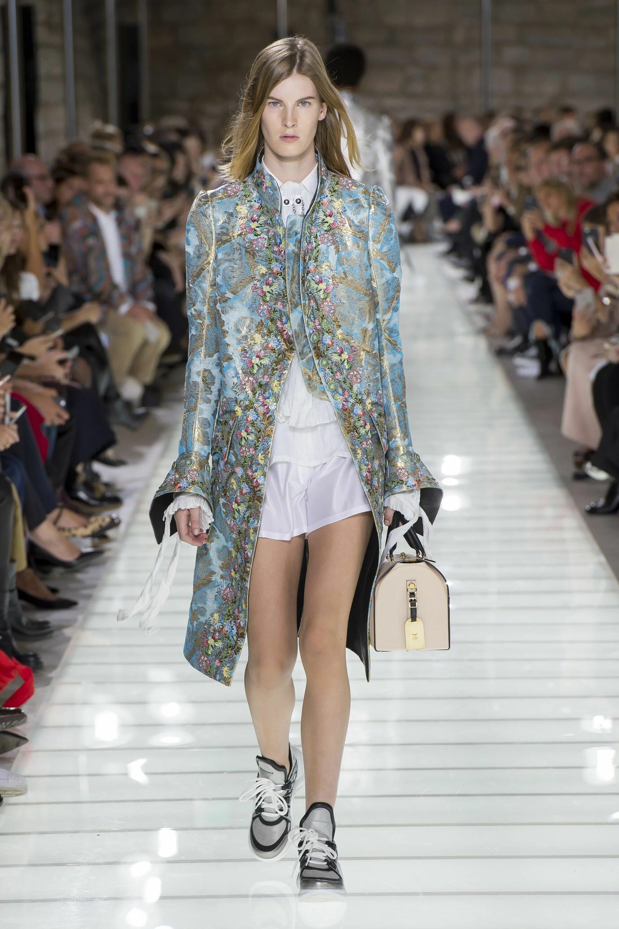 Луи виттон показ мод. Louis vuitton показ 2021. Луи виттон показ мод 2023. Louis vuitton autumn collection'. Показ луи виттон 2022.