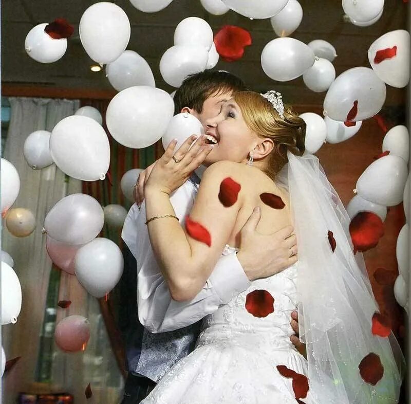Свадебная фотосессия с воздушными шарами. Шарики для свадебной фотосессии. Свадебная фотосессия с шарами. Шары для молодоженов.