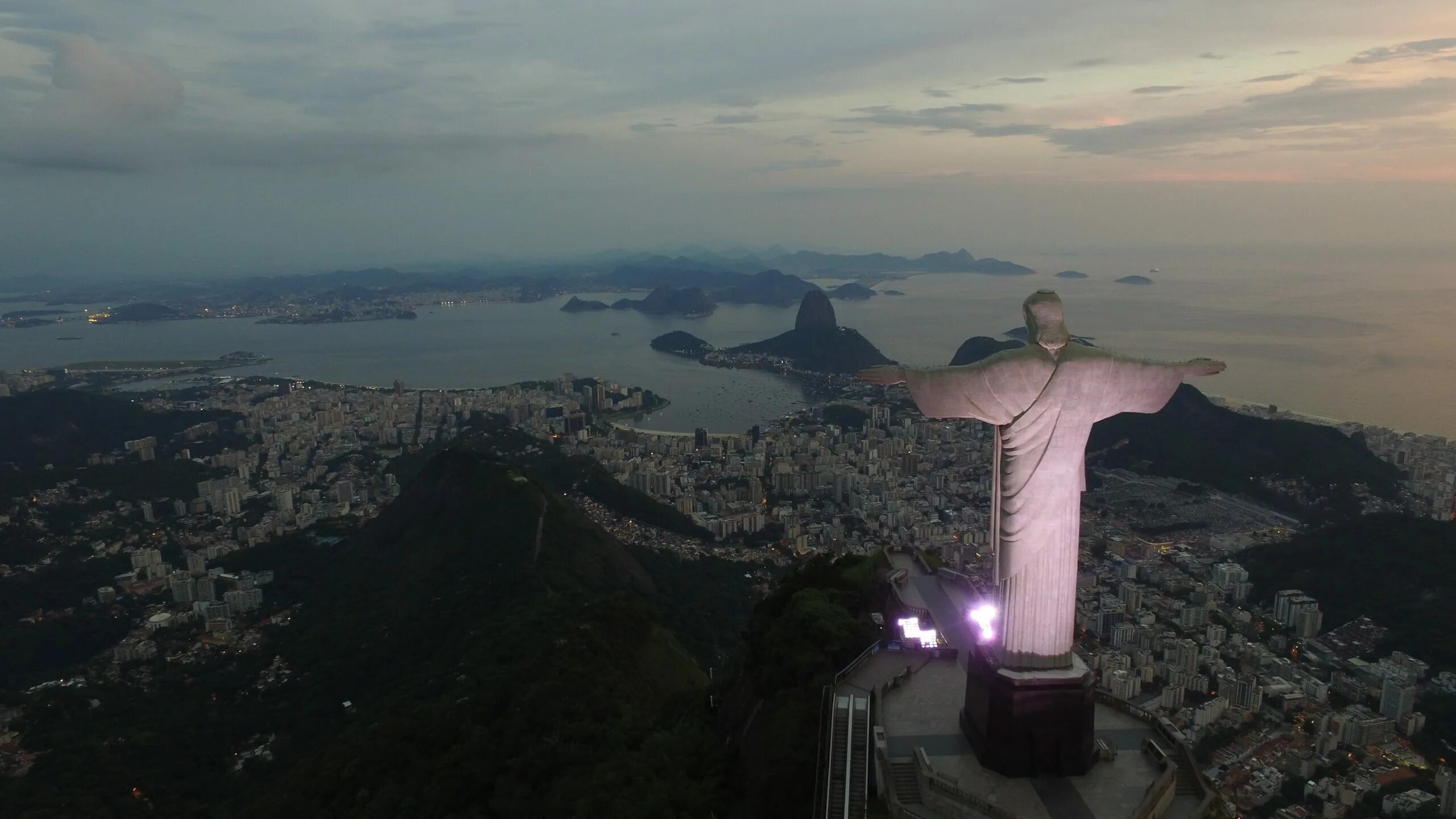 Христос-искупитель рио-де-жанейро, бразилия. Статуя иисуса искупителя в рио-де-жанейро. Христос искупитель рио де жанейро. Статуя в рио-де-жанейро. Статуя иисуса христа в рио-де-жа.