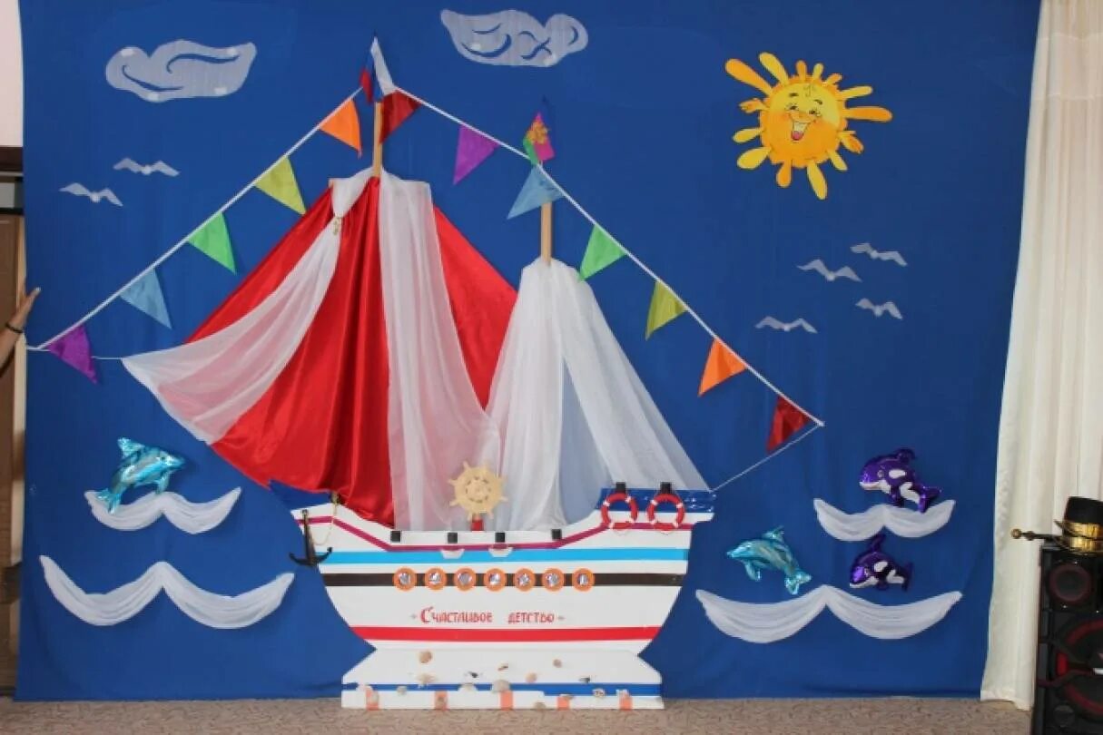 Корабль в детском саду своими руками. Украшение зала корабль. Корабль декорация для детского сада. Корабль в детский сад. Украшение зала детского сада с корабликом.