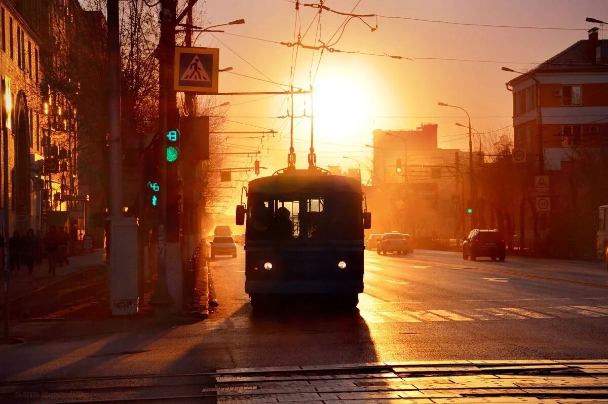 Трамвай на закате. Троллейбус на закате. Троллейбус осень. Улица трамвай закат.
