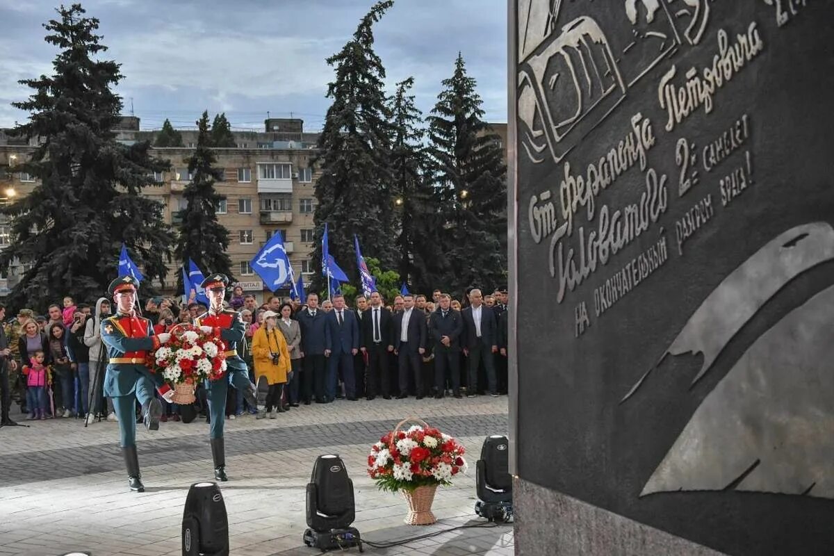 В каком месте открыт памятник трудовому подвигу