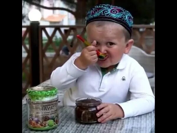 Хасбик за столом. Хасбик ест. Хасбик. Хасбулат с клубникой. Хасбик аллье.