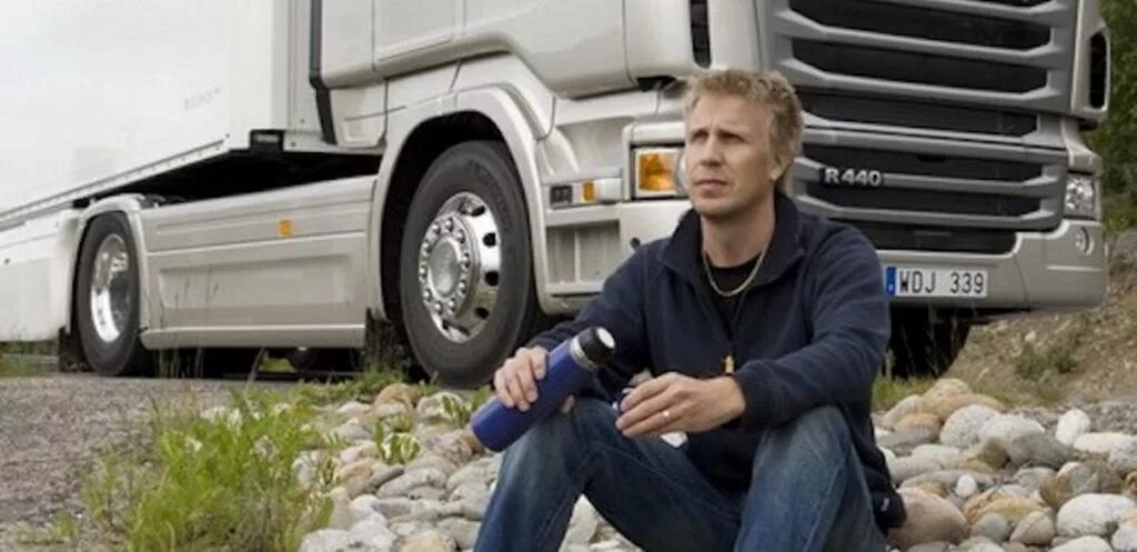 Рация в машину. Дальнобойщик. Volvo vnl 2020 кабина. Связаться с дальнобойщиками. Водитель грузовика фотосессия.