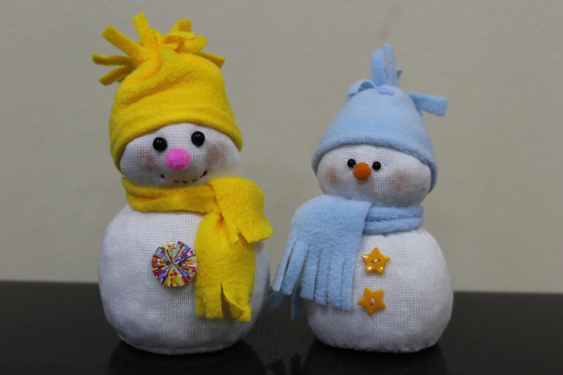 Поделки из синтепона на новый год. Как сделать снеговика из синтепона. Снеговик из синтепона. Игрушки из синтепона. Новогодняя игрушка снеговик из синтепона.