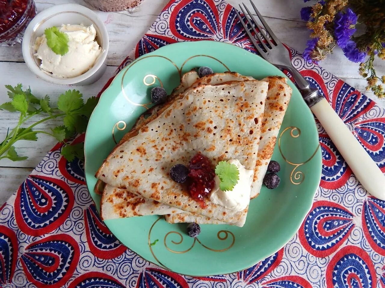 Блины на воде с яйцами тонкие. Блины на воде с яйцами вкусные тонкие. Блины на воде с яйцами с дырочками. Блины на воде рецепт тонкие с дырочками с яйцом. Блины на воде видео