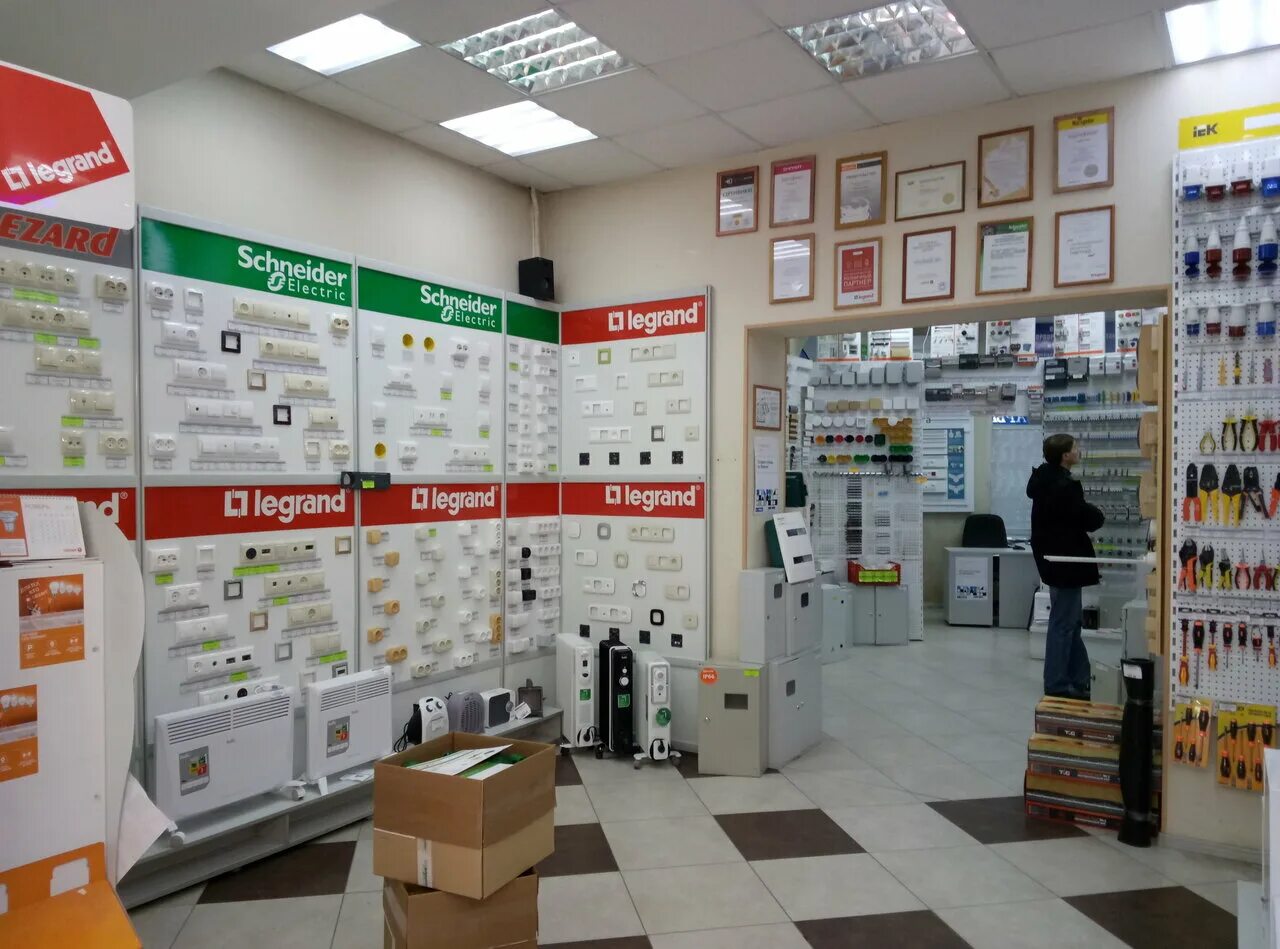 магазин электротоваров. витрина электротоваров. электротовары в новосибирске. магазин электрика. электротовары в новосибирске.