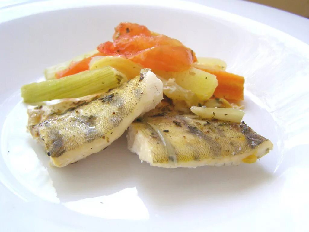 Судак как приготовить вкусно. Судак филе припущенный. судак рыба филе. судак припущенный с овощами. рыба филе припущенная судак.