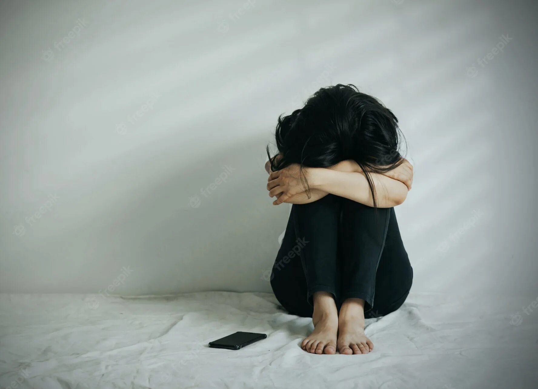 Девушка рыдает на коленях. Девушка на коленях. Силуэт человека. Девушка упала на колени. Девушка сидит и плачет.