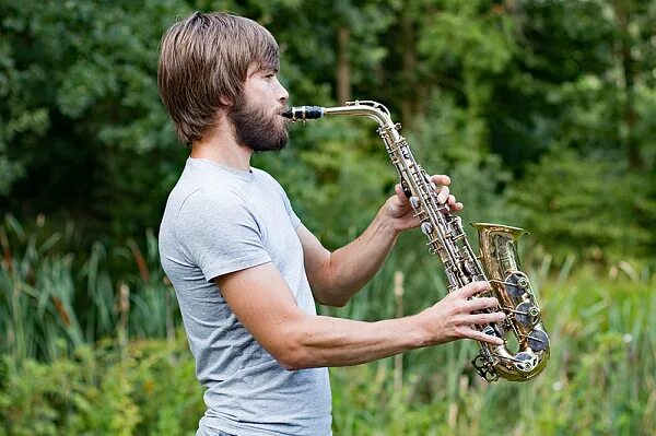 Play saxophone