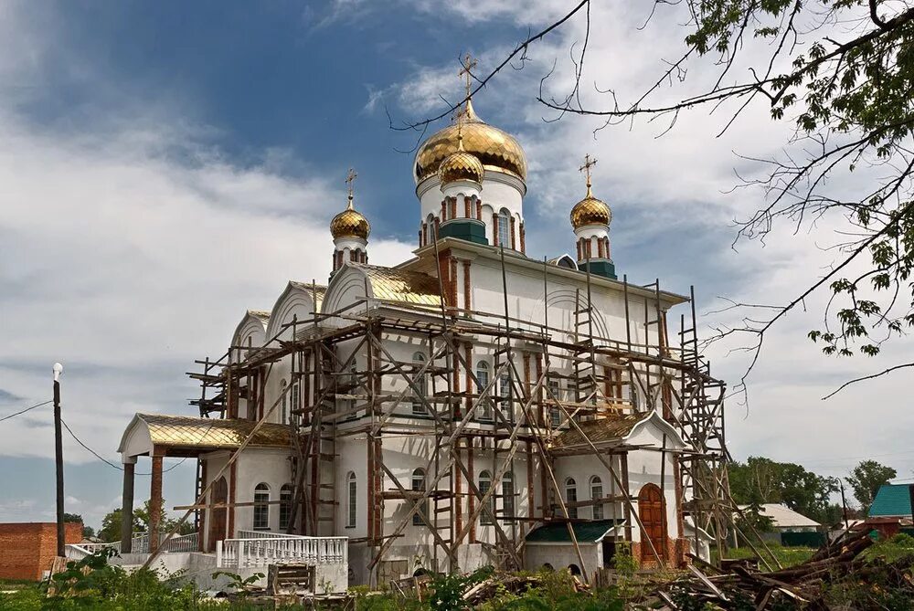 Храм бугуруслана. Храм святой троицы (бежичи). Святая троица бугуруслан. Церковь в бугуруслане в микрорайоне. Храм святой троицы бугуруслан.