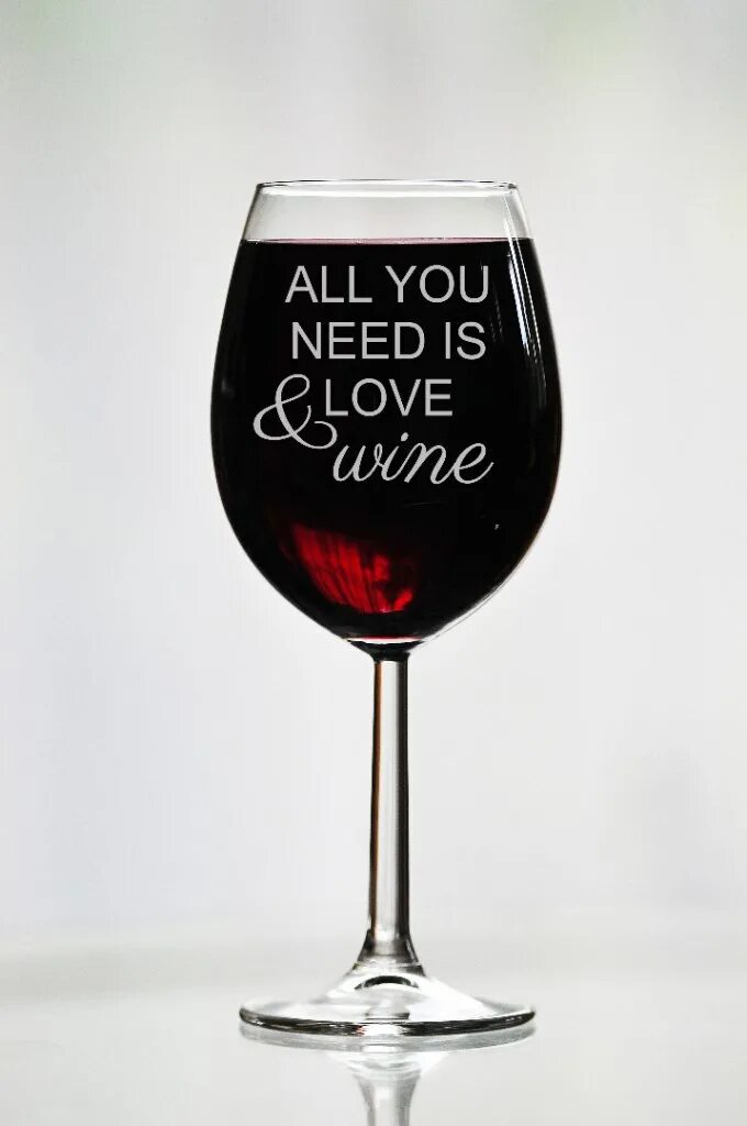 Бокал для вина с надписью. Гравировка на бокалах для вина. Надписи на бокалах. Винный бокал. Прикольные бокалы.