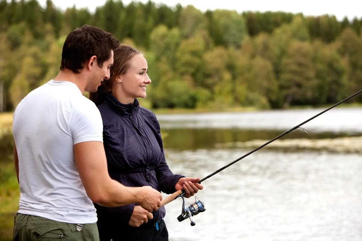 Ловить рыбу с любимым. Мужчина на рыбалке. Парень и девушка рыбачат. Мужчина и женщина на рыбалке. Влюбленные на рыбалке.