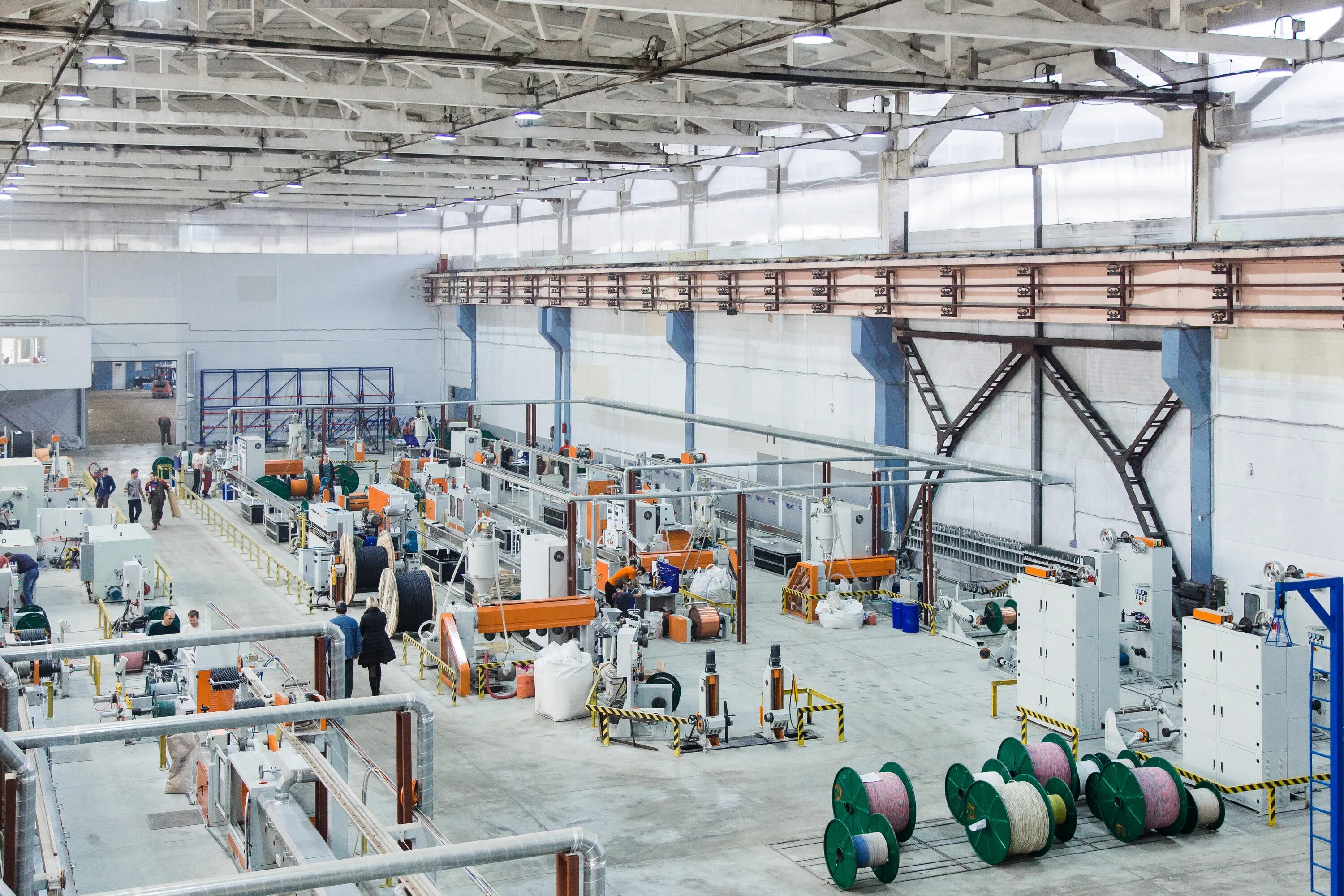 Клейщик резиновых полимерных деталей и изделий. Кабельный завод в гольяново. Электроизоляционная кабельная и конденсаторная техника. Кабельный завод рабочие. Работа кабельном заводе.