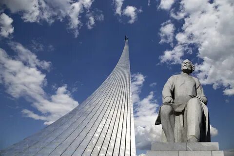 Памятник дню космонавтики