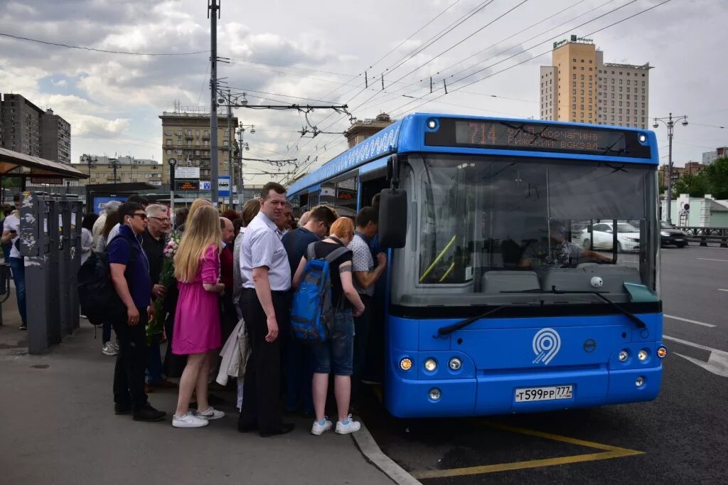 В общественном центре городов транспорт. Автобус Москва. Городской транспорт. Автобус пассажирский городской. Городской пассажирский транспорт.