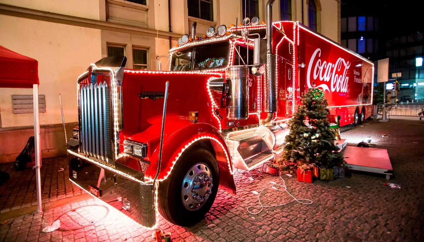 Грузовик Coca Cola. Новогодний грузовик Кока-кола. Фура Кока кола. Новогодняя Кока кола.