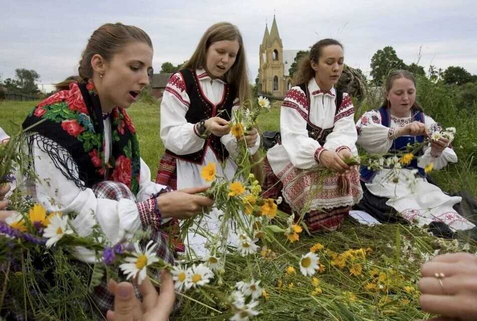 Венок на троицу. Девочки плетут венки. Девушки плетут венки. Славянская девочка. Венок на троицу.