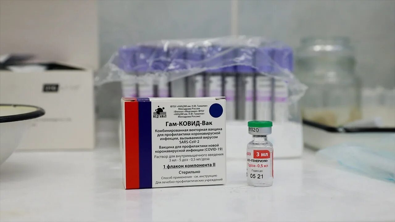 Вакцинация вторая прививка. Вакцина гам-ковид-вак. Ампулы с вакцинами от коронавируса. Вакцина против коронавируса спутник. Вакцинация вторая прививка.