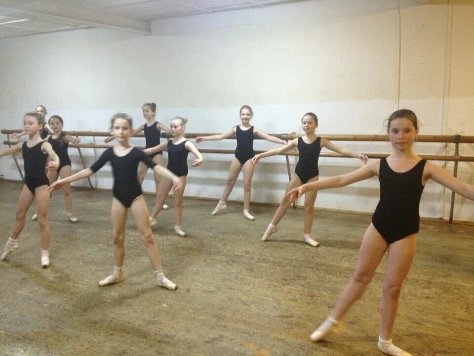 школа танцев в орле для детей. детские бальные танцы. школа танцев для детей и взрослых. танцы для детей орел. детский танцевальный коллектив фотосессия в студии мостики.