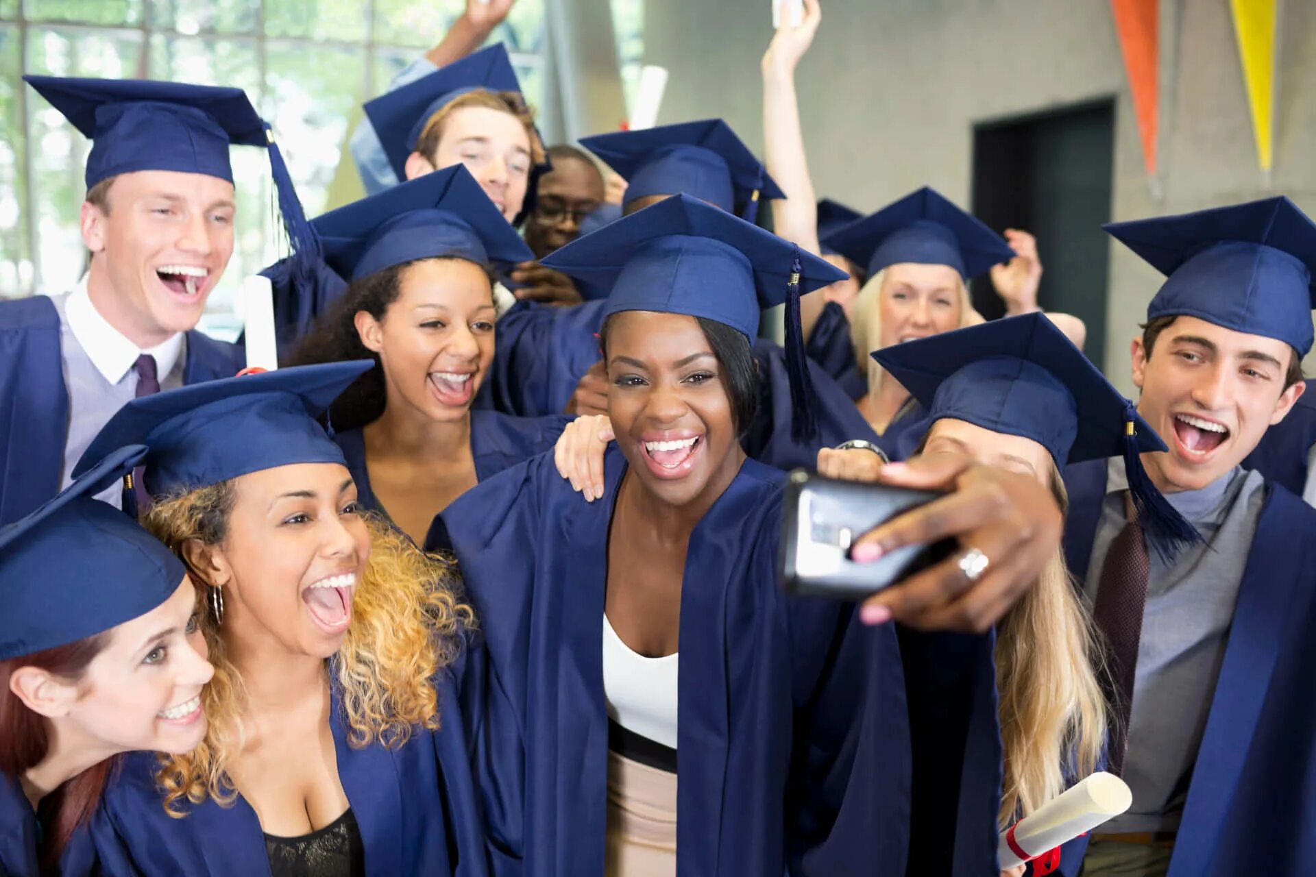 Graduating student is. Американские выпускники. Выпускники американских школ. Студенты выпускники. Выпускной студентов.