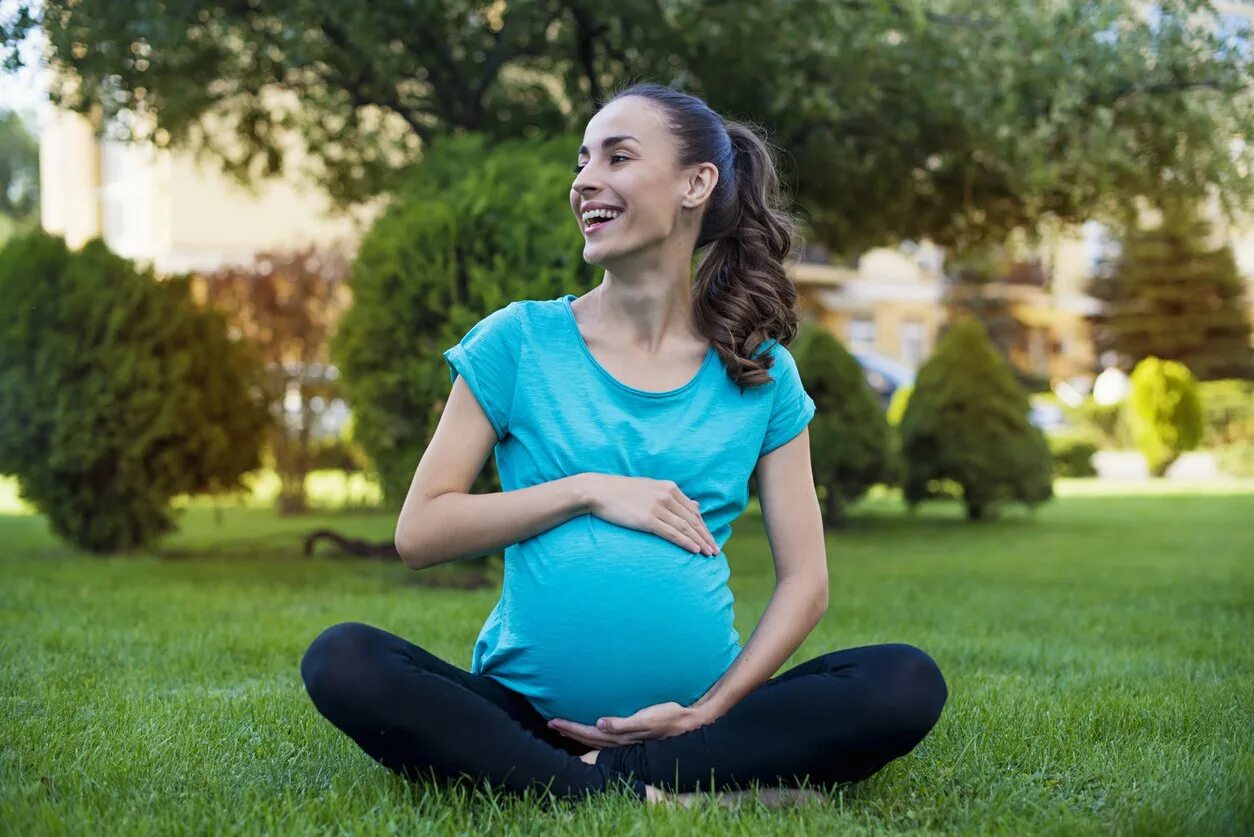 Woman is pregnant. Беременные на улице. Прогулки беременных.