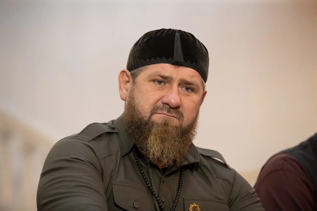 кадыров в мариуполе. кадыров прошлое боевика. аслан бютукаев амир хамзат. рамзан кадыров фото. рамзан ахматович кадыров боевик 1996.