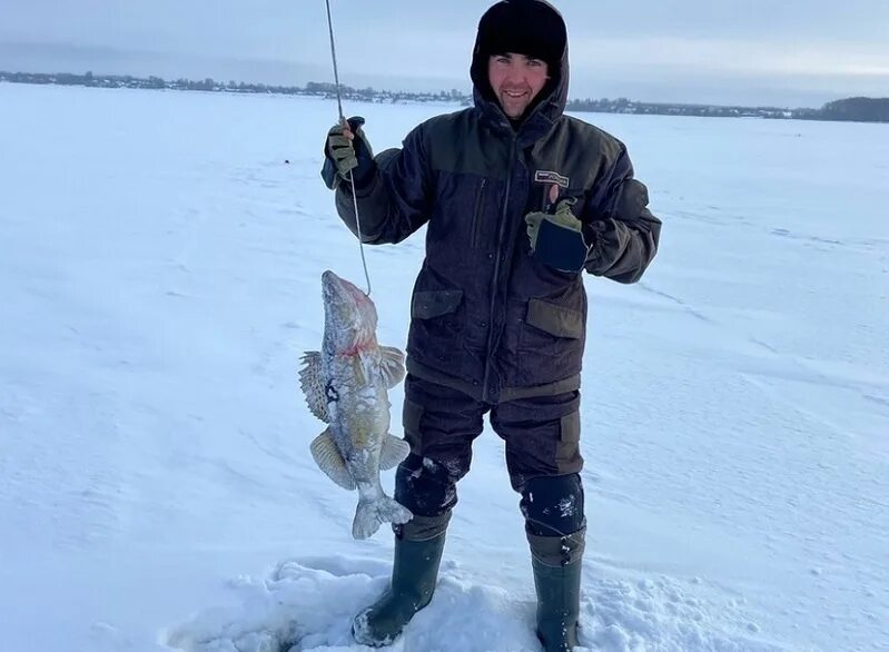 Рыбалка. Зимняя рыбалка на судака. Рыбак фото. Зимняя рыбалка в Челябинской области. Приятеля на рыбалку