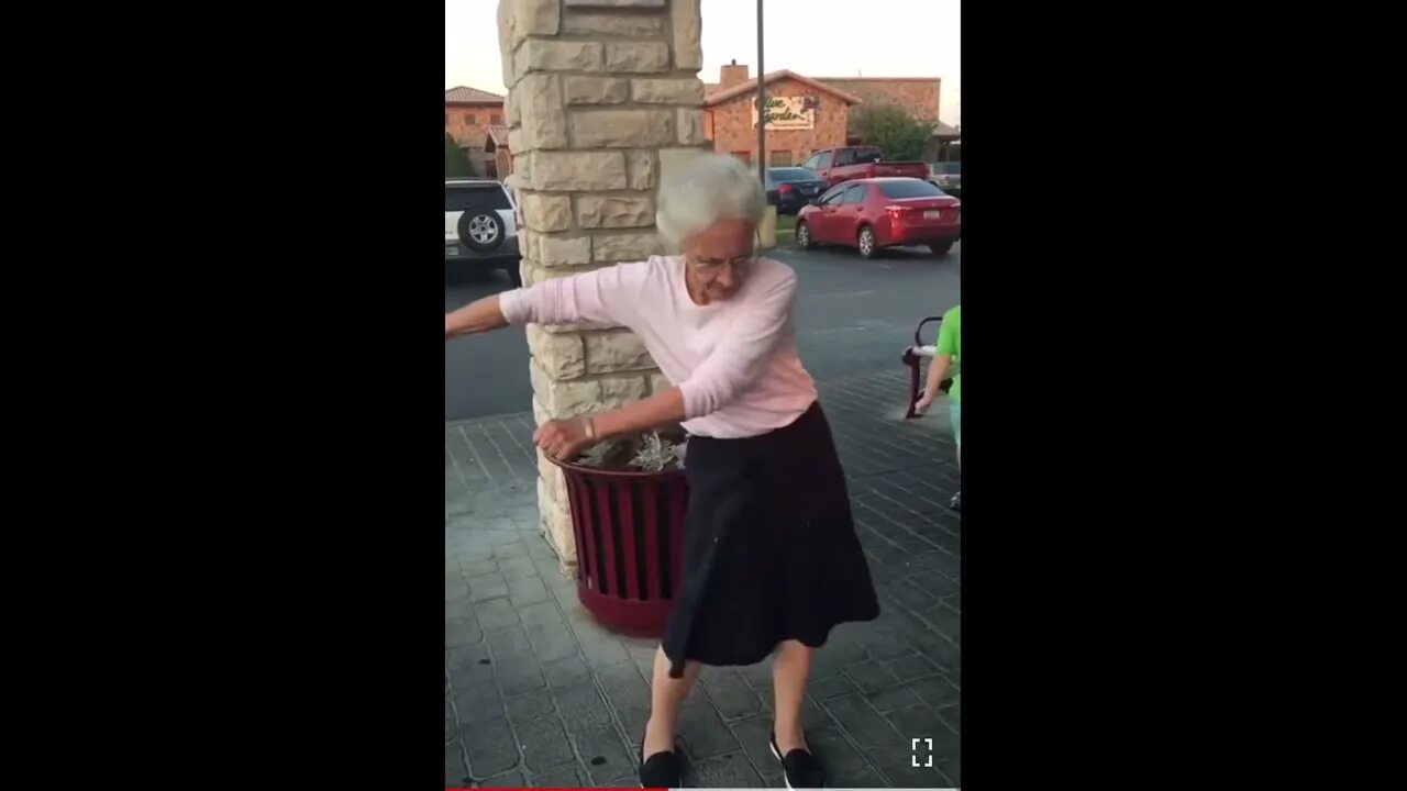 Где бабка танцует. Бабуля пляшет. Танцы бабушек. Танцующие бабки. Старушка танцует.