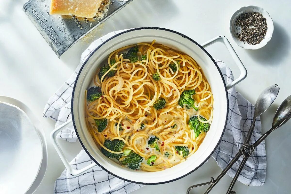 Суп с макаронами и мясом. Паста с бульоном. суп со спагетти. лапша для пасты. спагетти с бульоном.