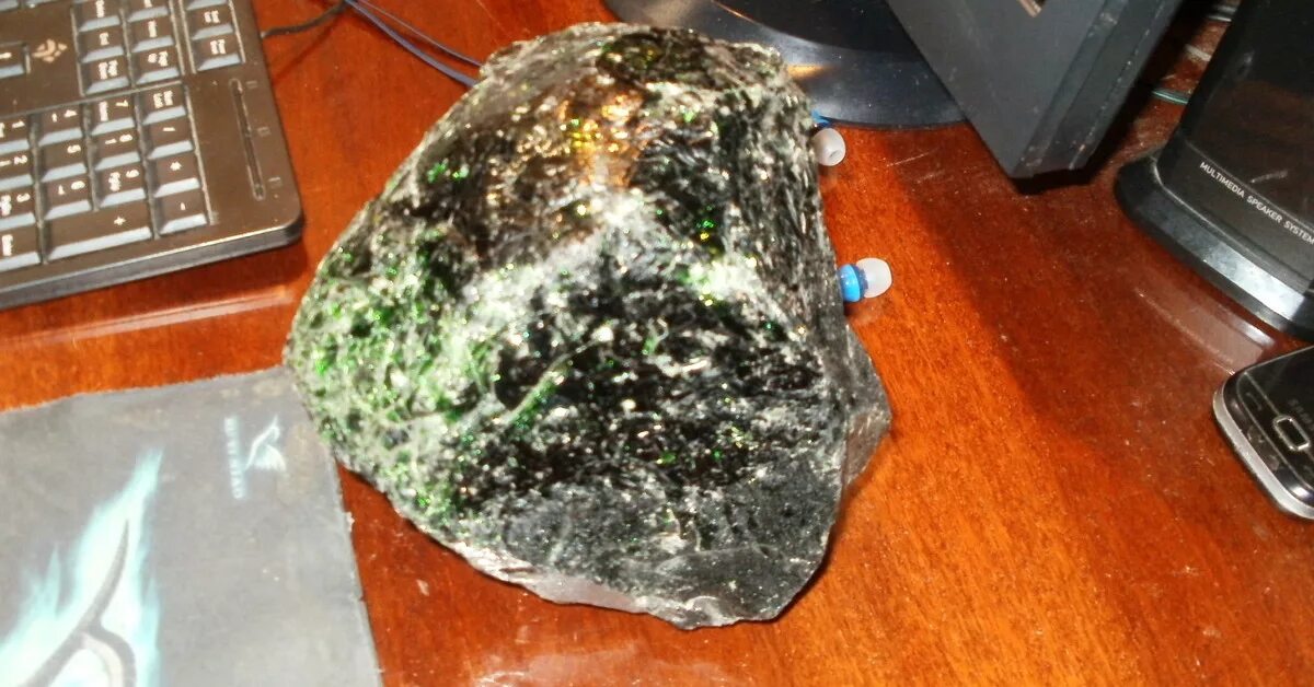 Камень от удара молнии в песок. Камни молния. Shiny stone pokemon. Фульгурит камень. Фоссил камень.