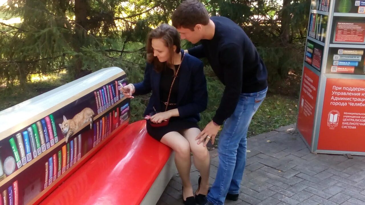 Пульс измена хрустальная лавка. Читающая скамейка библиотечная. Акция читающая скамейка. Читающая скамейка надпись. Акция с книгой на скамейке.