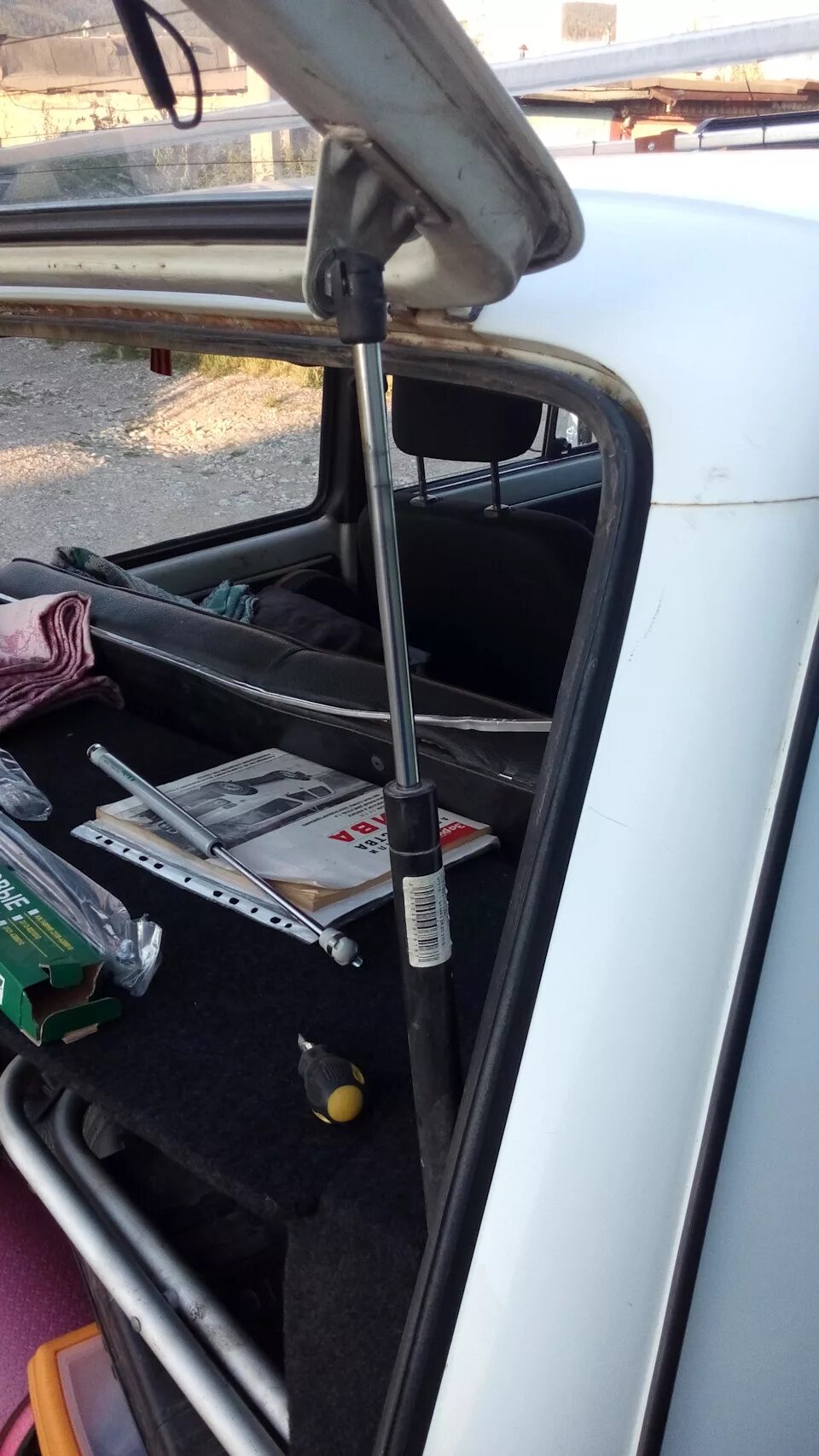 Амортизатор багажника нива 2121. Крепление газовых упоров нива. Газовые упоры багажника нива. Устройство газового упора багажника. Газовые упоры крышки багажника ваз 2121.